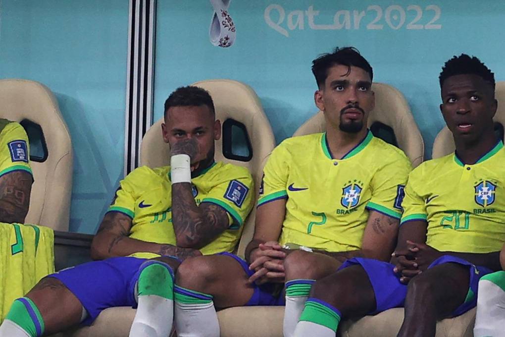 $!A la izquierda, Neymar se muestra preocupado por su lesión.