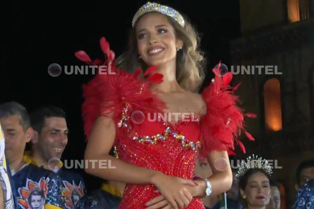 Aitana lució un hermoso vestido rojo.