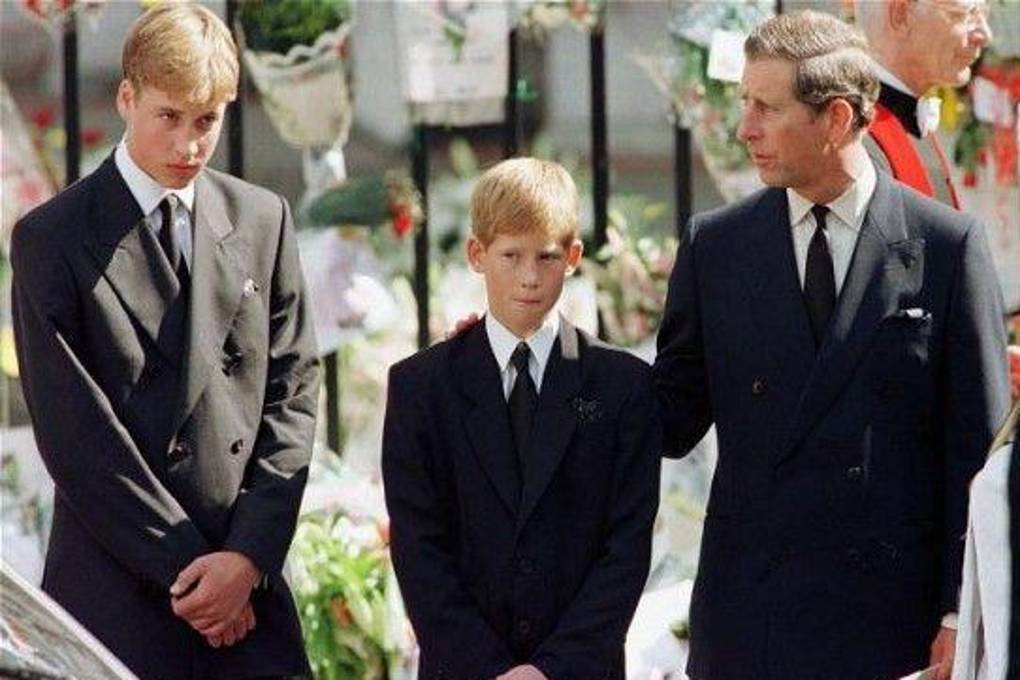 De izq. a der: Guillermo, Enrique y Carlos en el funeral de Diana