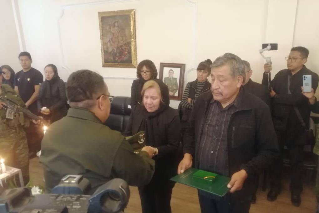 Los papás del teniente asesinado reciben el ascenso póstumo 