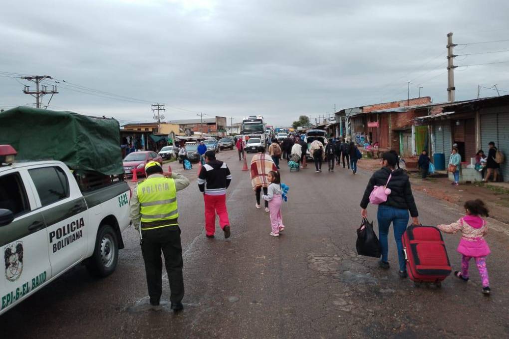 Los pobladores realizan el bloqueo desde la madrugada de este lunes