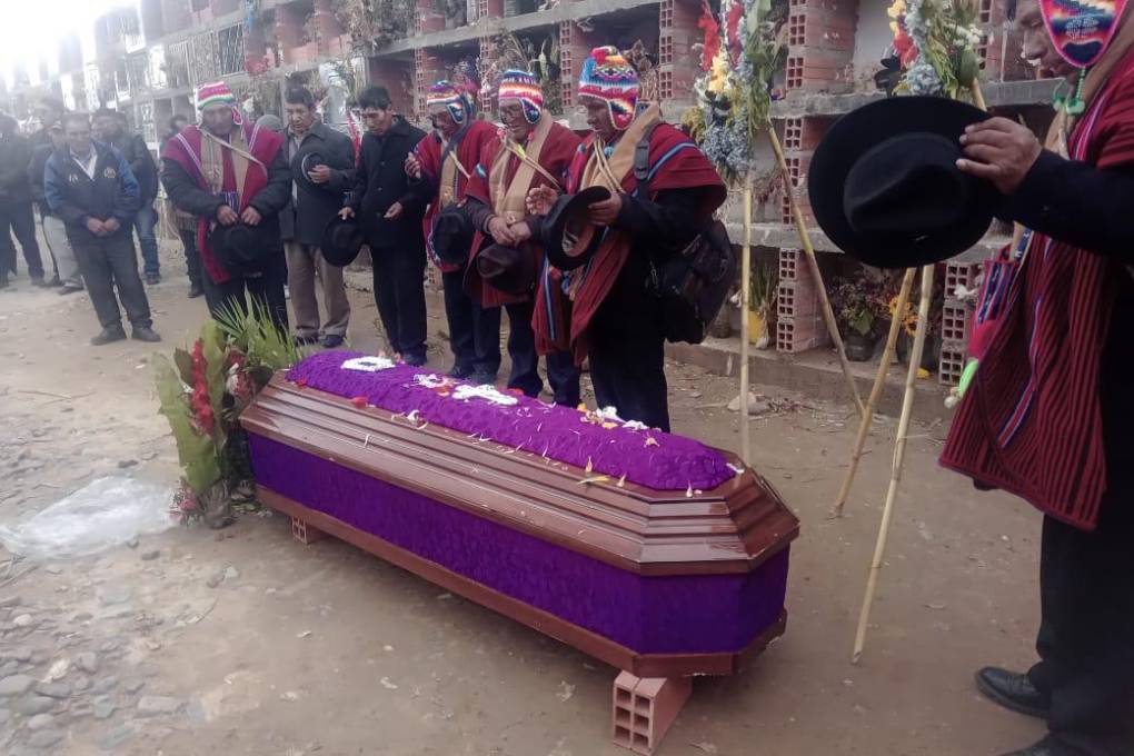 Entierro de Rebeca en el cementerio San Roque.