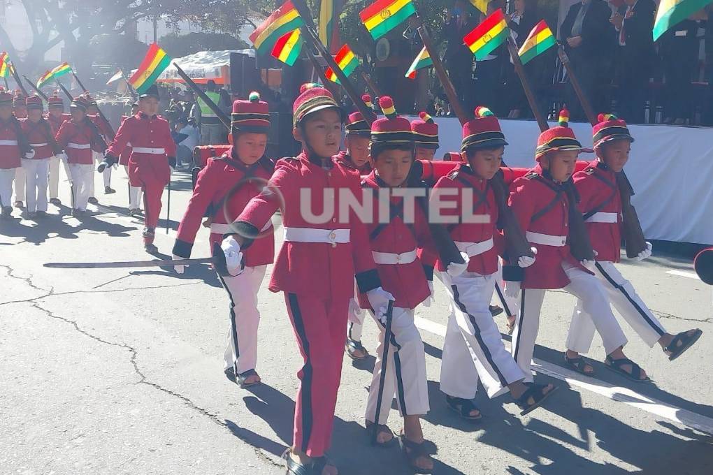 Niños de primaria simbolizan a los Colorados de Bolivia en Sucre 