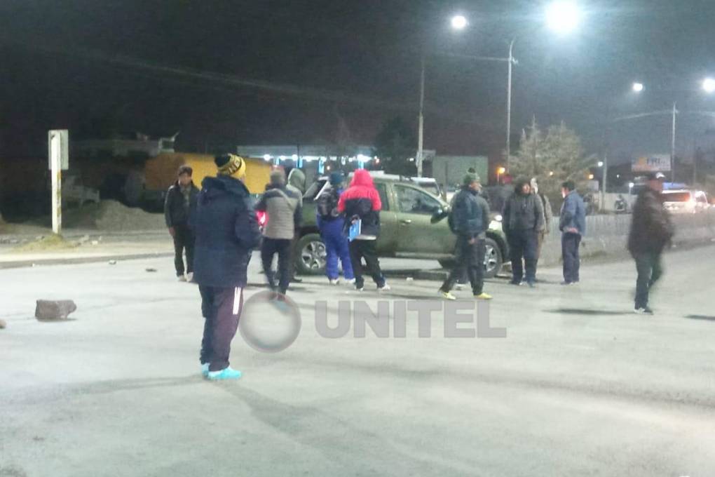 Un vehículo privado circula por uno de los puntos de bloqueo