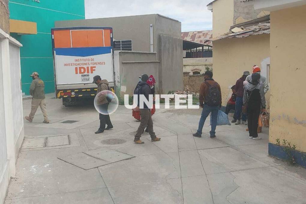 Familiares de Domingo Chávez llegan a la morgue.