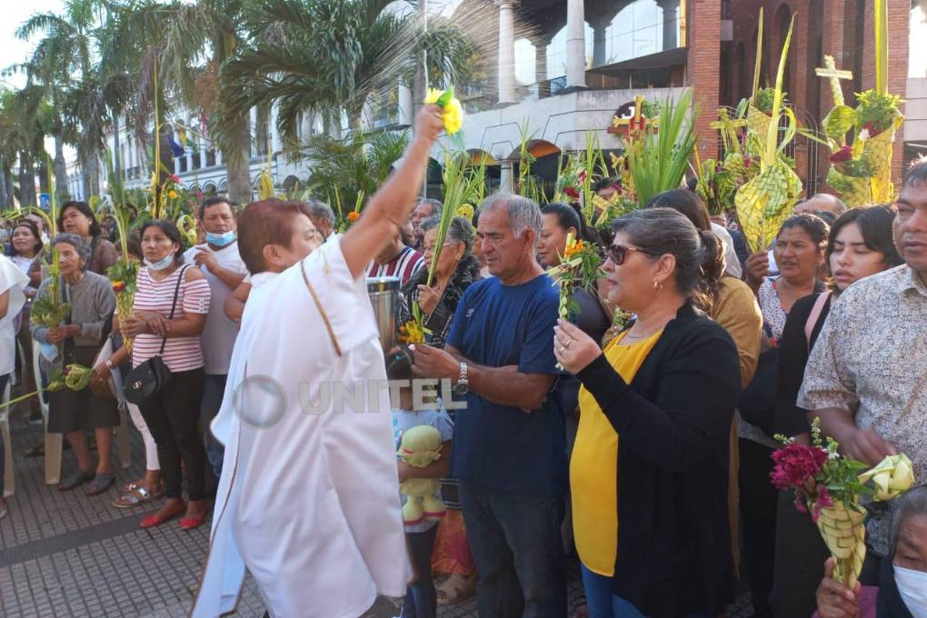 Un representante de la iglesia bendice las palmas.