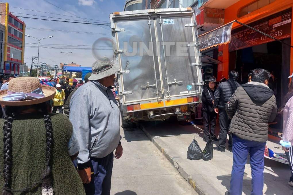 El camión pasó cerca de los negocios del sector.