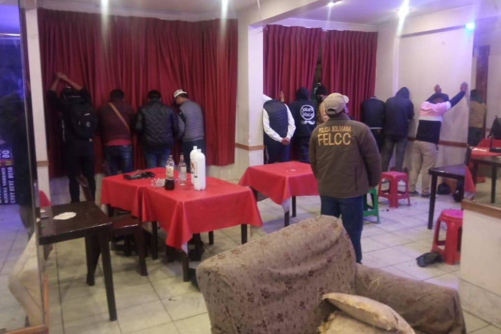 Policía arresta a 20 personas y secuestra objetos robados de un bar clandestino de La Paz
