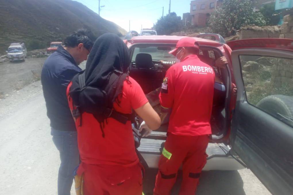 Bomberos rescató a uno de los heridos 