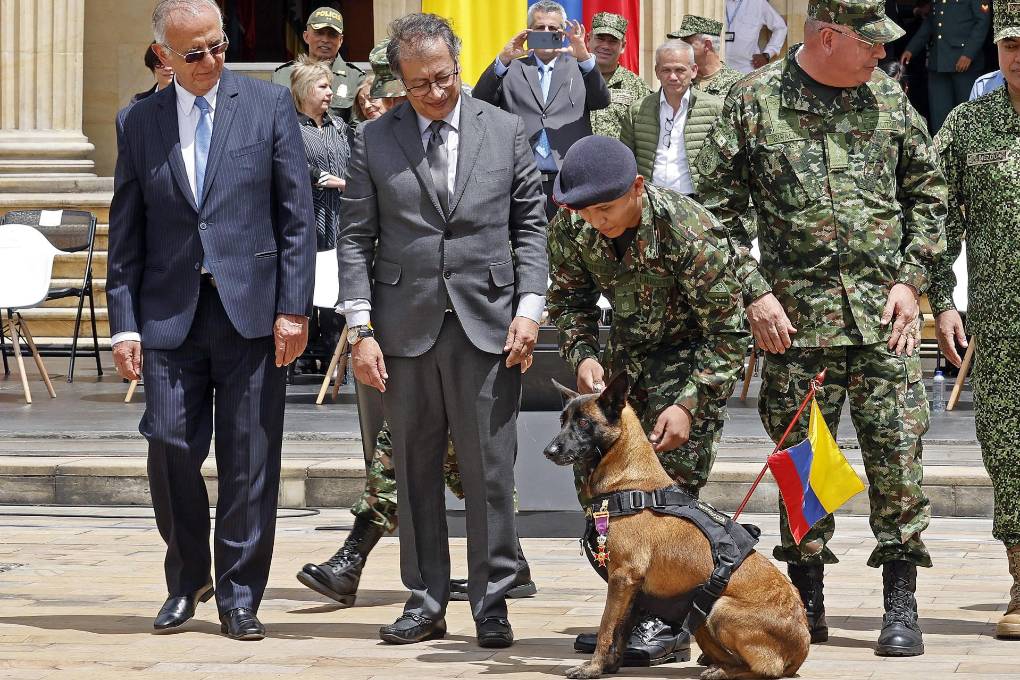 El presidente de Colombia Gustavo Petro condecora a la mamá de Wilson