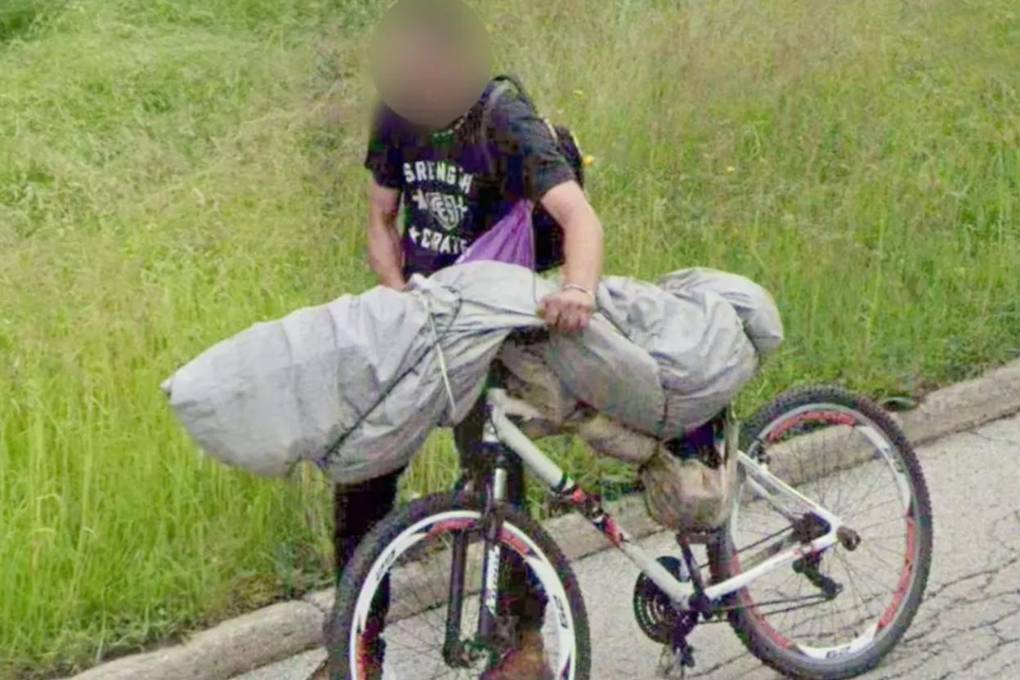 Un hombre transporta un supuesto cadáver