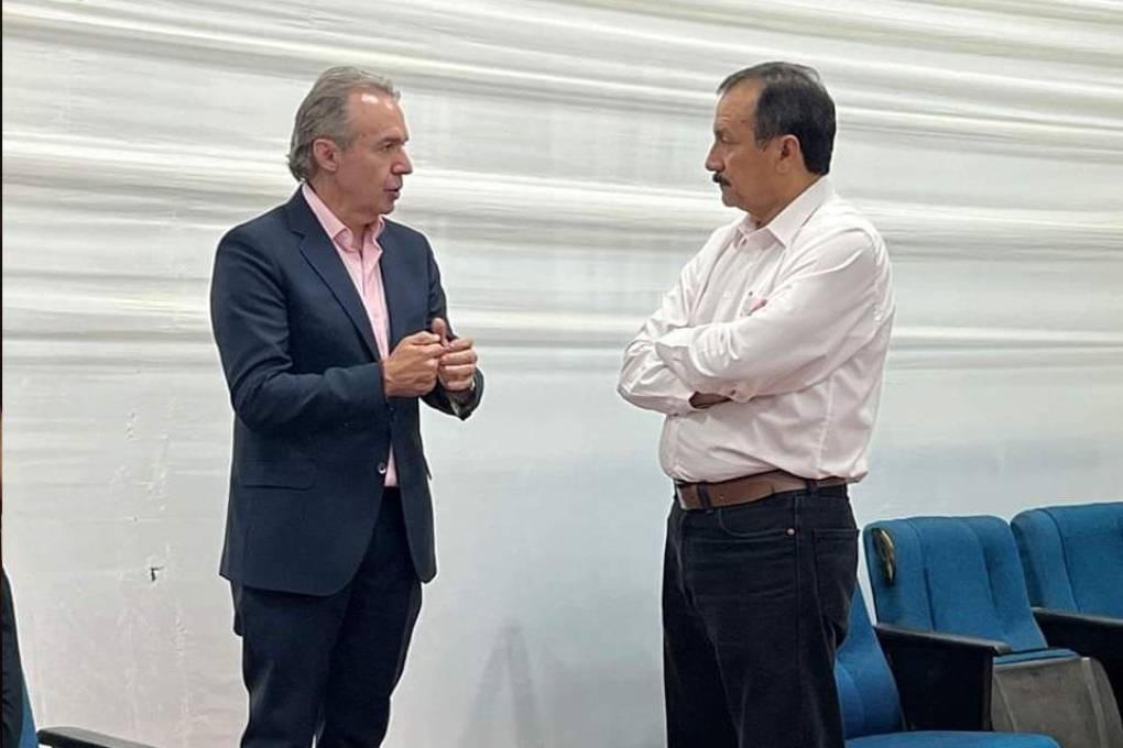 El vocero Jorge Richter conversa con el rector de la Uagrm, Vicente Cuéllar en la previa al inicio del trabajo de la mesa técnica