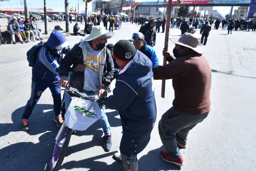 Choferes golpean con un palo de madera a un ciclista 