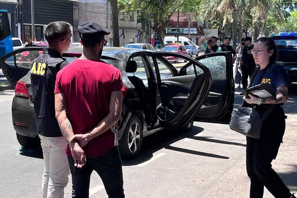 Así quedó el vehículo, donde se puede distinguir el impacto de las balas