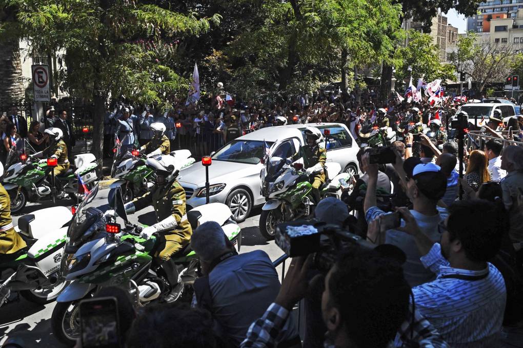 Carabineros de Chile escolta el vehículo que transporta el cuerpo del expresidente.