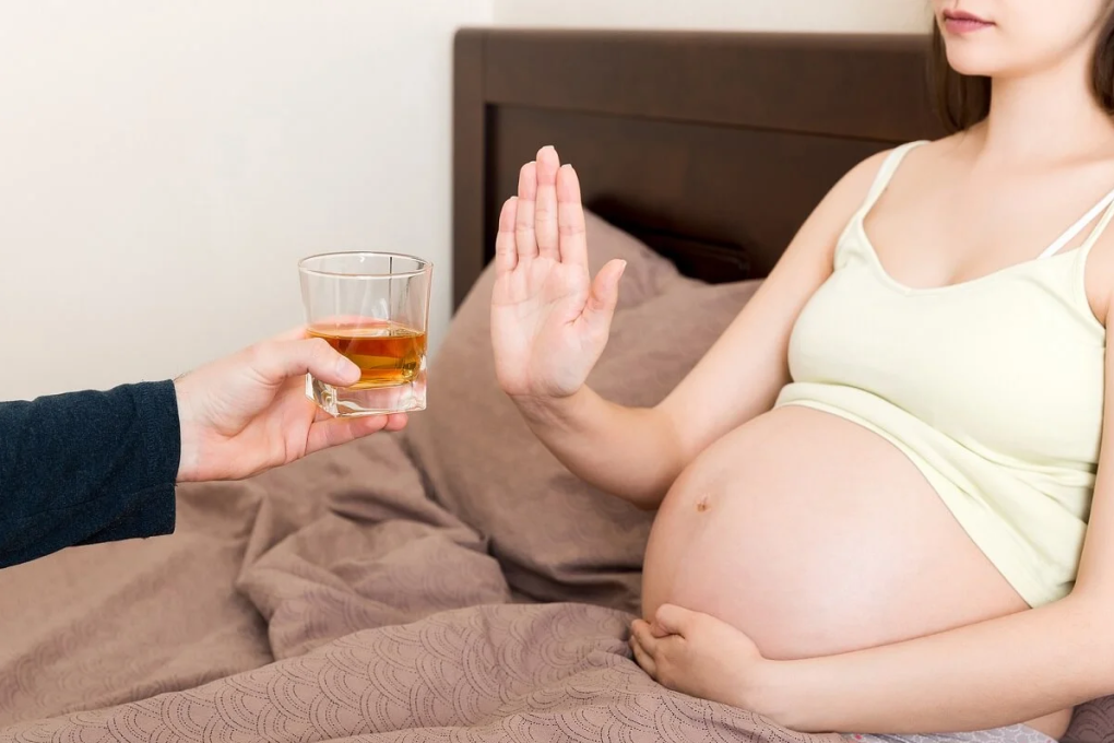 Beber en el embarazo, incluso poco, produce cambios en el cerebro del bebé, según estudio
