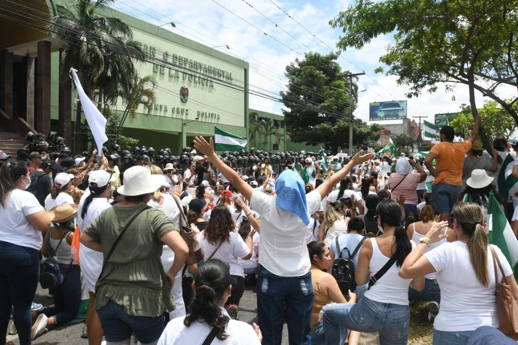 Mujeres protestaron este lunes frente al Comando