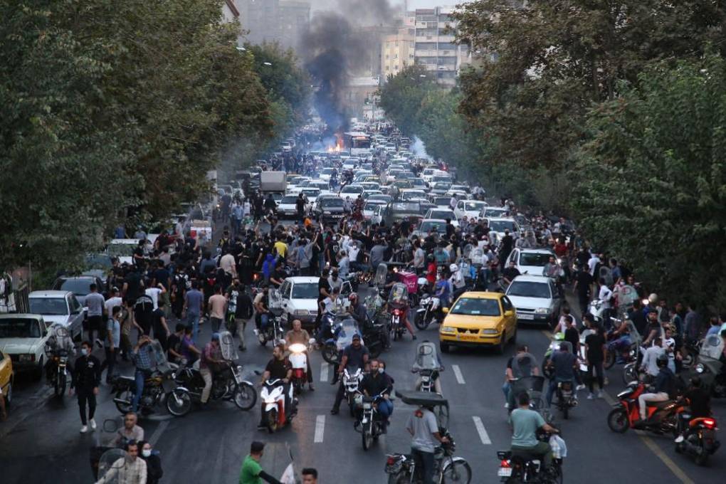Irán bloquea acceso a redes sociales por protestas que ya se cobraron 17 vidas