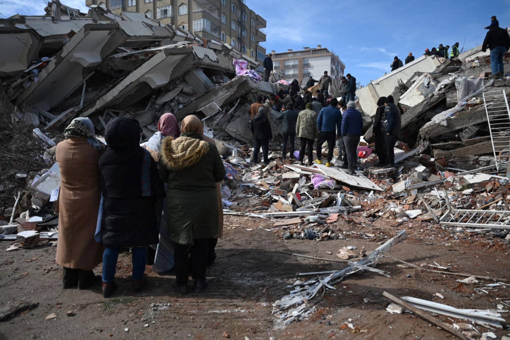 El personal de rescate y las familias buscan entre los escombros de los edificios en Kahramanmaras.