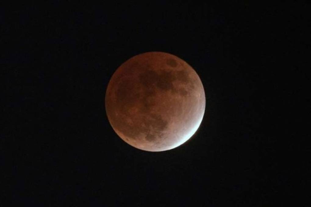 Reviva el eclipse lunar más largo del siglo en un 'time-lapse' de 1 minuto