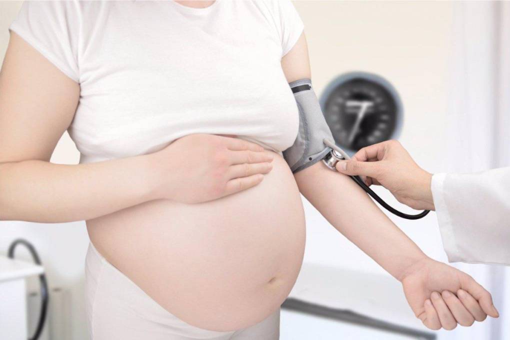Mujer embaraza en evaluación médica