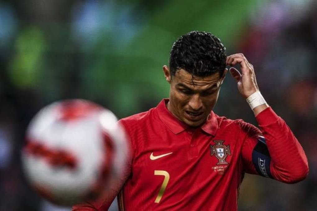 Policía llama al orden a Cristiano Ronaldo por golpear al teléfono de un aficionado
