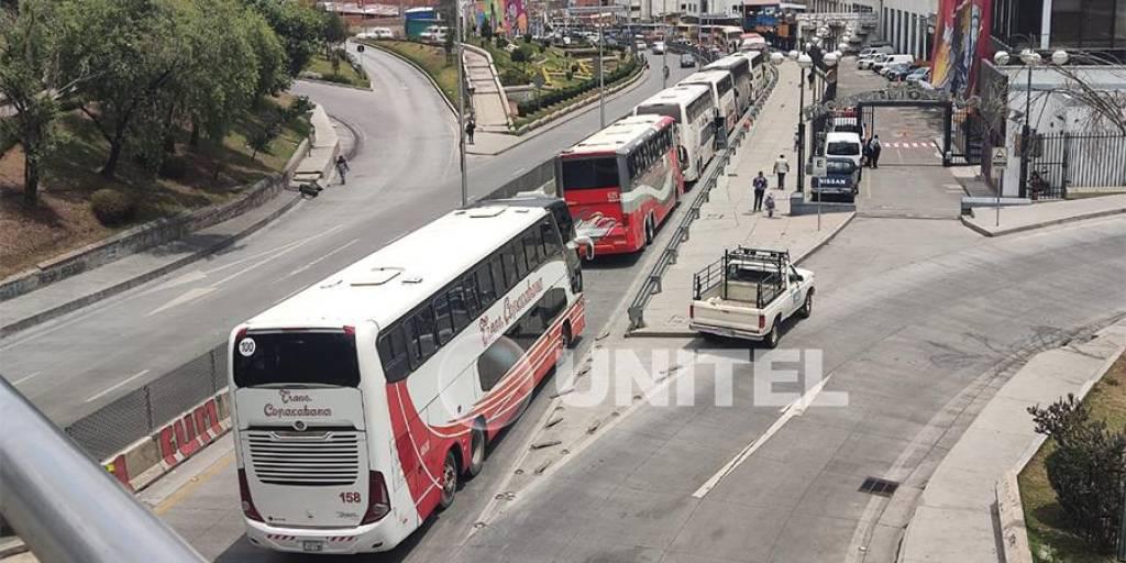 Fila de buses por combustible en La Paz