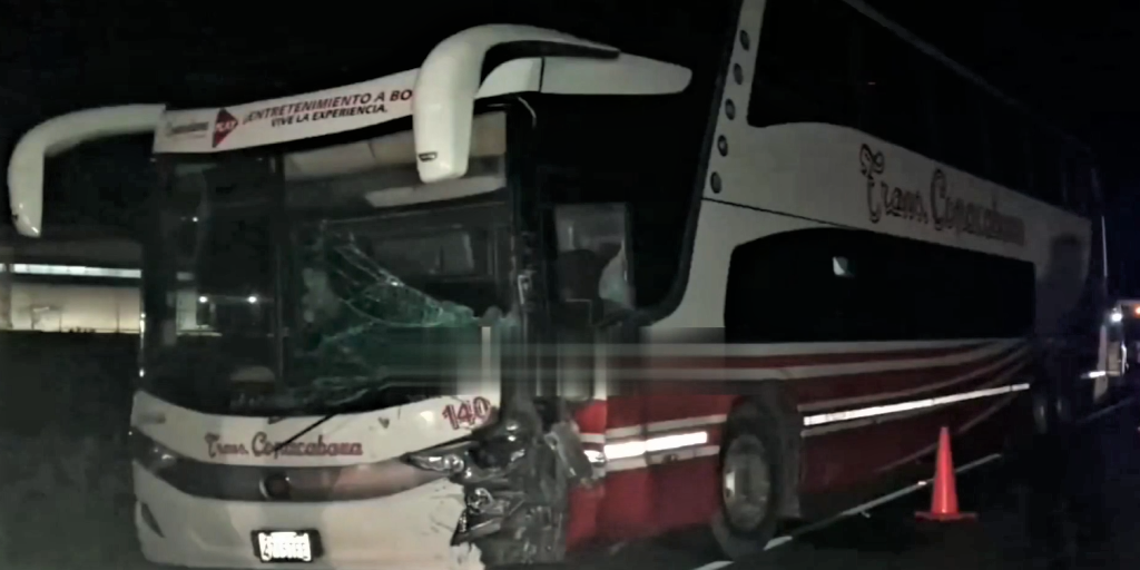 El bus es acusado de invadir carril y provocar el accidente
