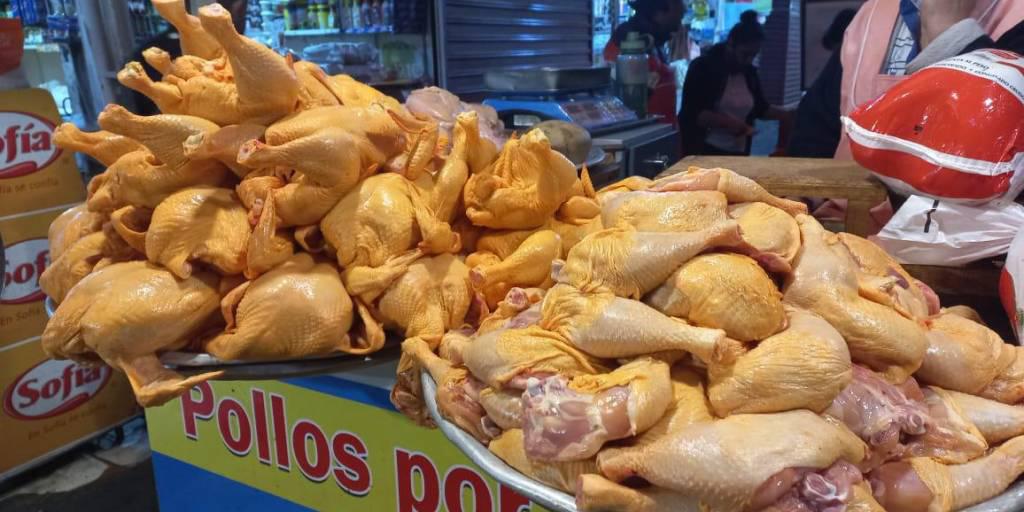 Imagen referencial de venta de pollo en mercados