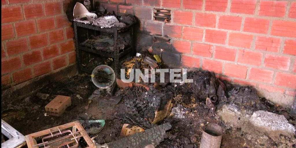 Así quedó una de las habitaciones de la casa incendiada en El Alto.
