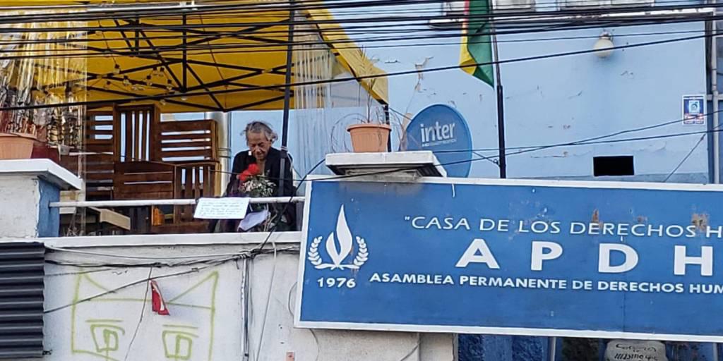 Amparo Carvajal en la terraza de la Asamblea Permanente de Derechos Humanos de Bolivia (Apdhb)