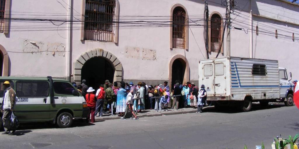 La puerta principal del penal de San Pedro, en La Paz.