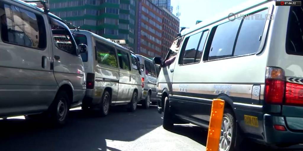Congestionamiento vehicular en el centro de La Paz