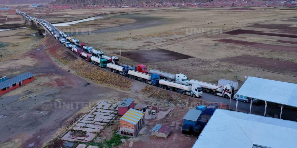 Una larga fila de camiones se ha formado a los dos lados de la frontera entre Perú y Bolivia