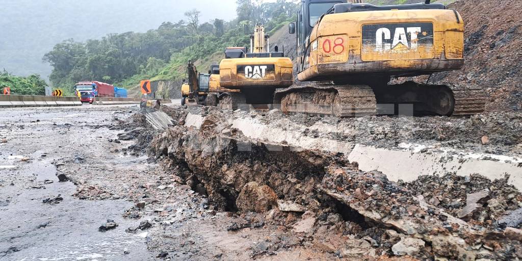 La maquinaria pesada que opera en el sector de las fallas de El Sillar.
