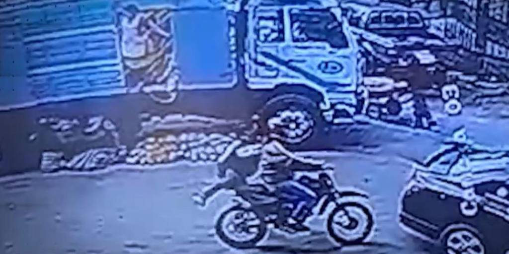 Los ladrones usaban una moto para cometer los robos.