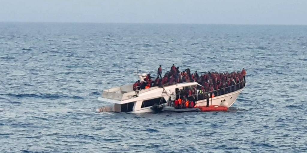 Foto referencial de una embarcación con migrantes en las aguas del Mediterráneo.