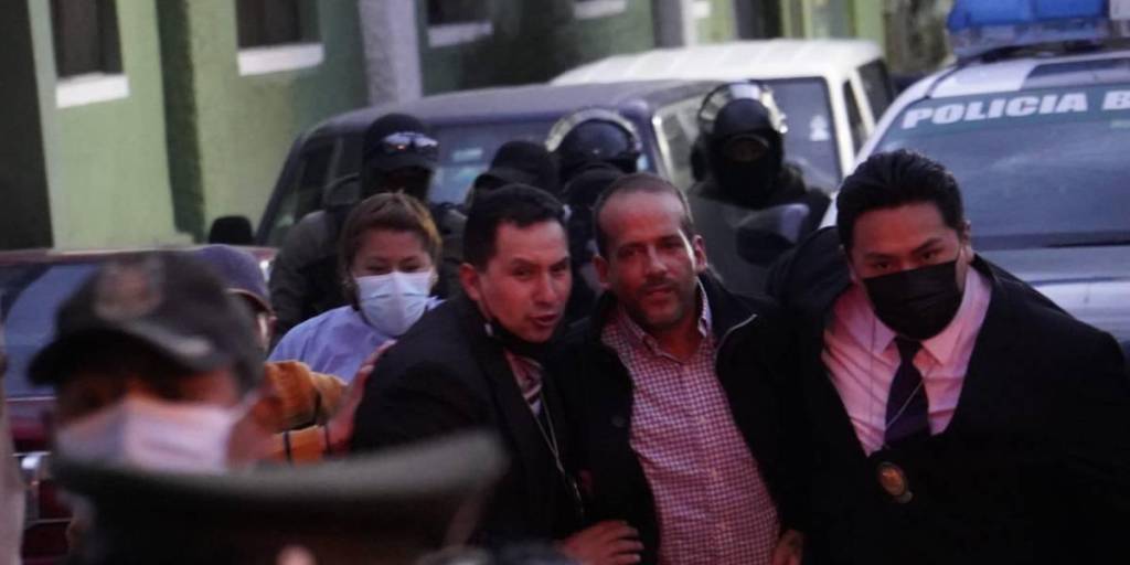 El gobernador de Luis Fernando Camacho es custodiado tras su aprehensión