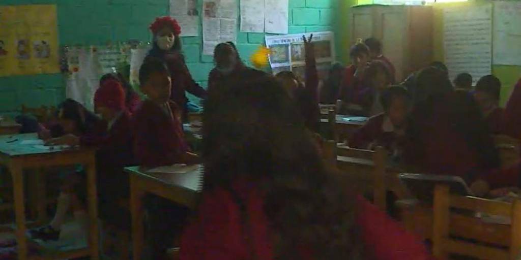 Los escolares durante sus clases, sin electricidad.