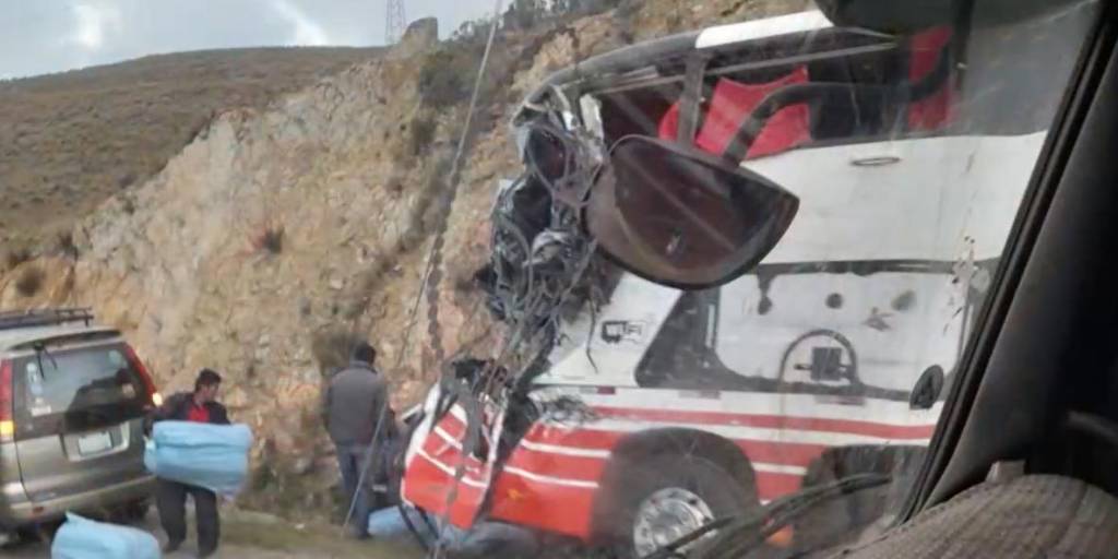 Bus con pasajeros impacta contra un camión en la carretera Cochabamba ...