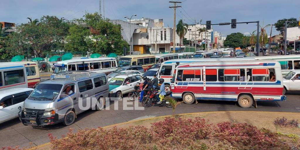 Caos vehicular en la avenida Grigotá: la Alcaldía cruceña cortó el tráfico en una vía