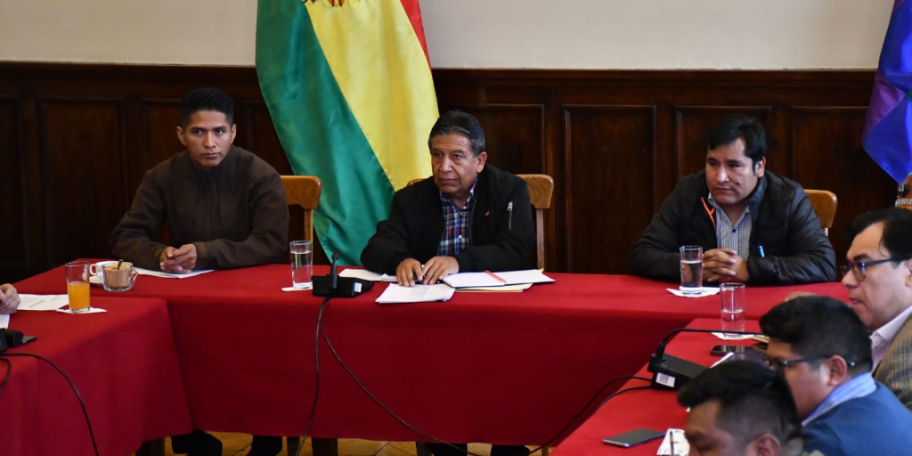 El diálogo fue convocado por el vicepresidente David Choquehuanca (centro)