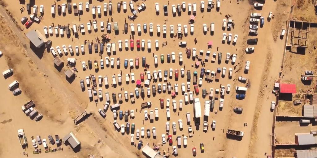Imagen aérea de la feria de autos en Patacamaya, La Paz.