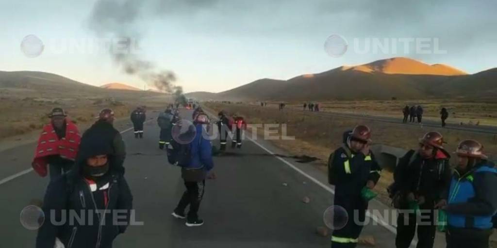 Bloqueo de mineros en la carretera La Paz - Oruro