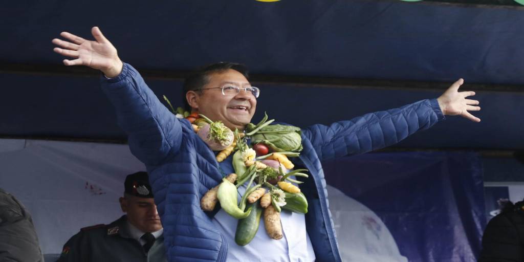 Arce postuló a la presidencia por el partido azul