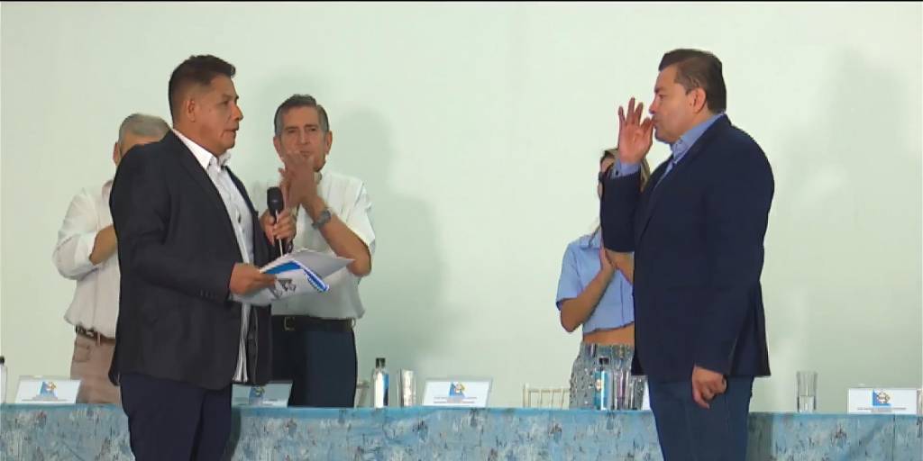Jhonny Fernández al momento de la toma de juramento