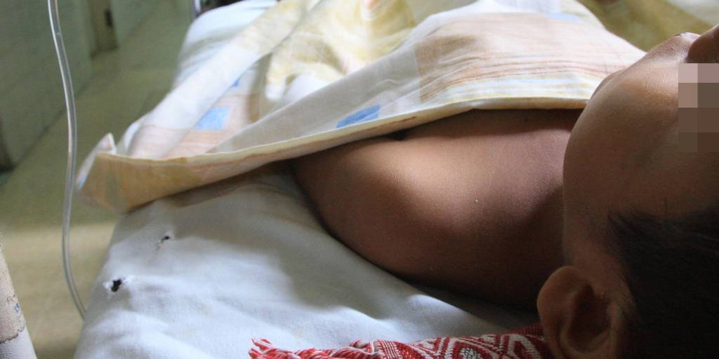 Un niño internado en un hospital.