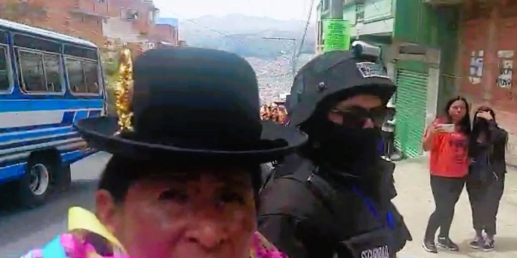 A la derecha el guardia que agredió al periodista de UNITEL