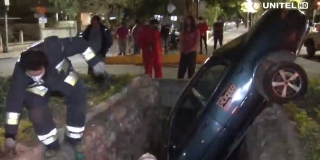 Conductor perdió el control de su vehículo y terminó dentro de un canal