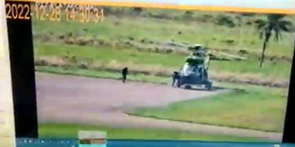 Imágenes de cámaras de seguridad filmaron el momento en el que parte el helicóptero